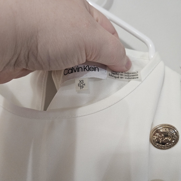 Calvin Klein Off White/cream Sleeveless Top With Gold Accent Buttons! - Picture 2 of 7